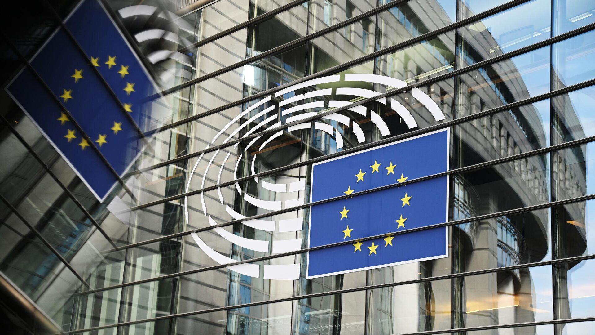 Логотип Евросоюза на здании штаб-квартиры Европейского парламента в Брюсселе - РИА Новости, 1920, 27.01.2023