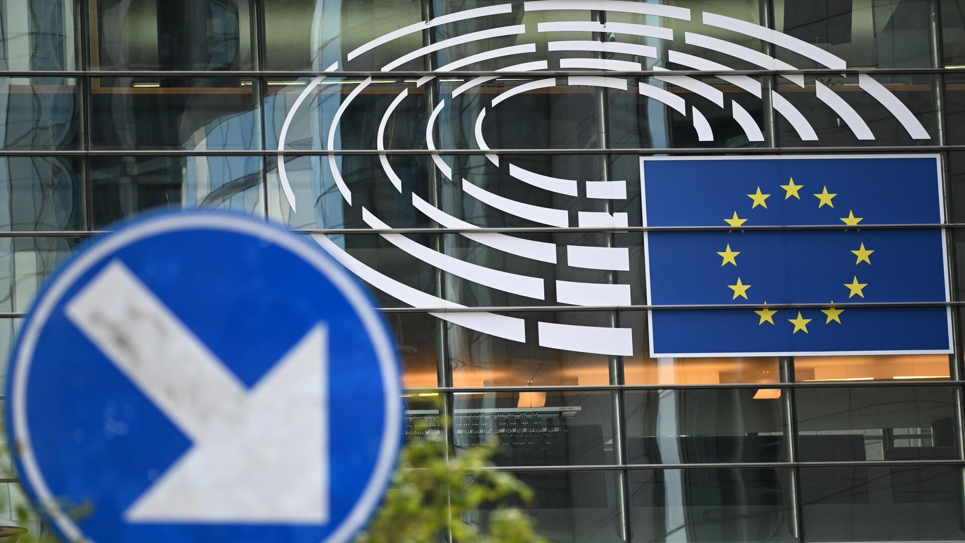 Логотип Евросоюза на здании штаб-квартиры Европейского парламента в Брюсселе - РИА Новости, 1920, 05.01.2023