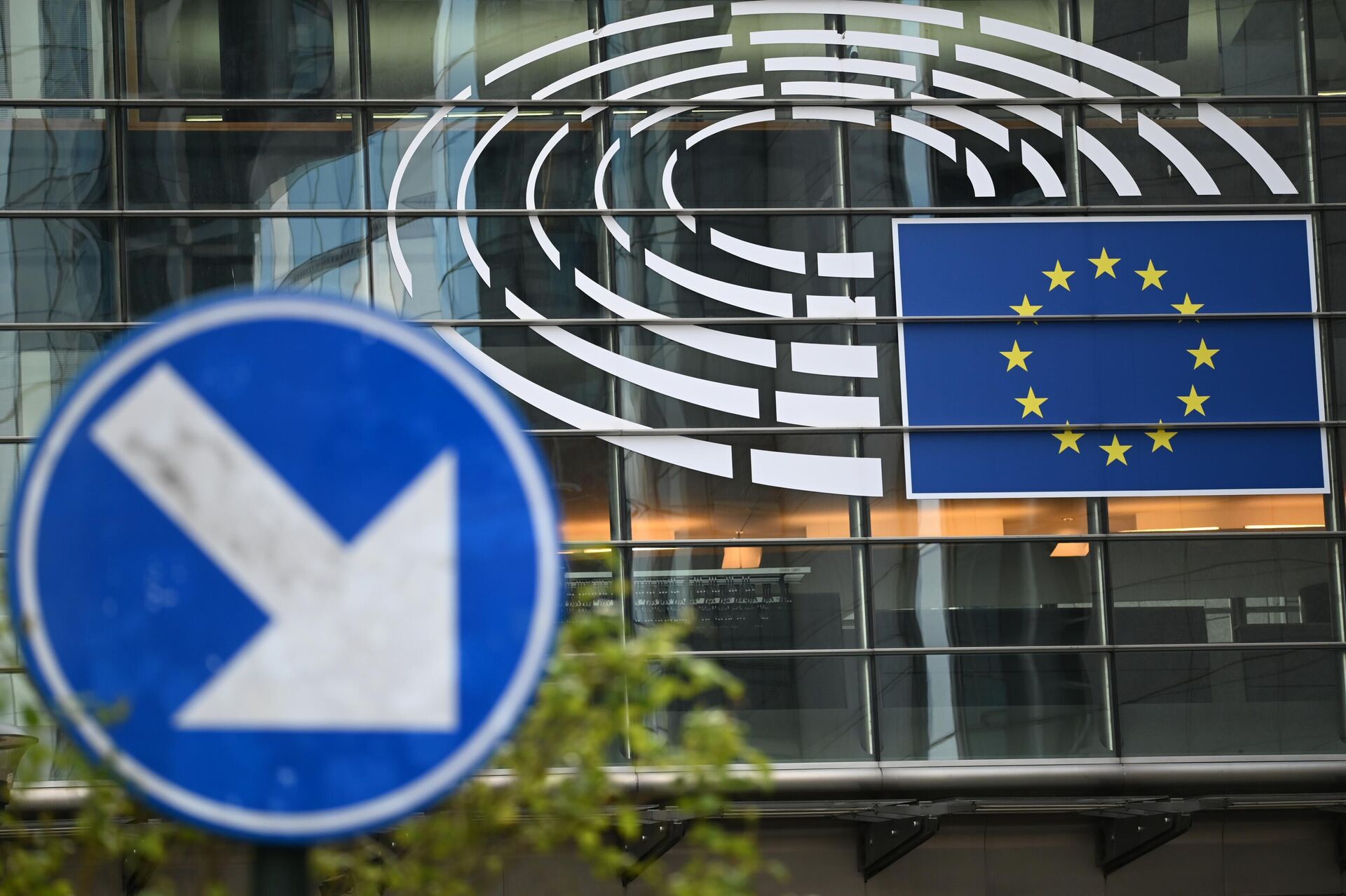 Логотип Евросоюза на здании штаб-квартиры Европейского парламента в Брюсселе - РИА Новости, 1920, 09.07.2024