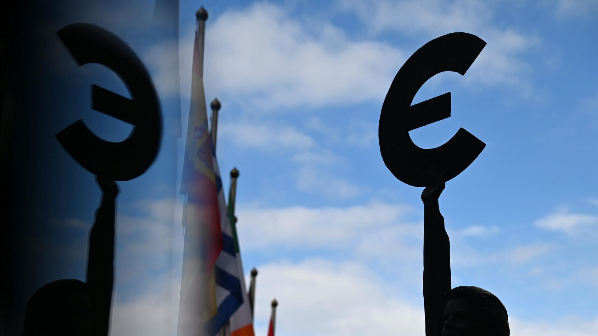 Памятник-скульптура знаку евро у здания штаб-квартиры Европейского парламента в Брюсселе - РИА Новости, 1920, 09.11.2022