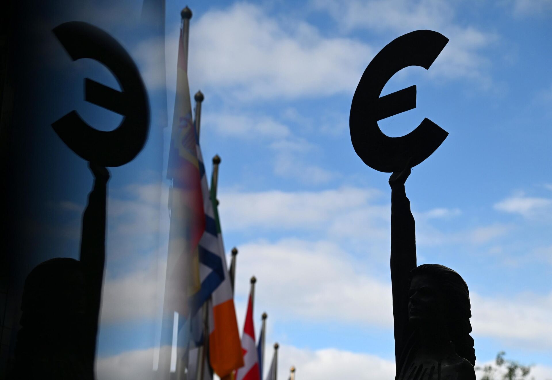 Памятник-скульптура знаку Евро у здания штаб-квартиры Европейского парламента в Брюсселе - РИА Новости, 1920, 11.09.2022