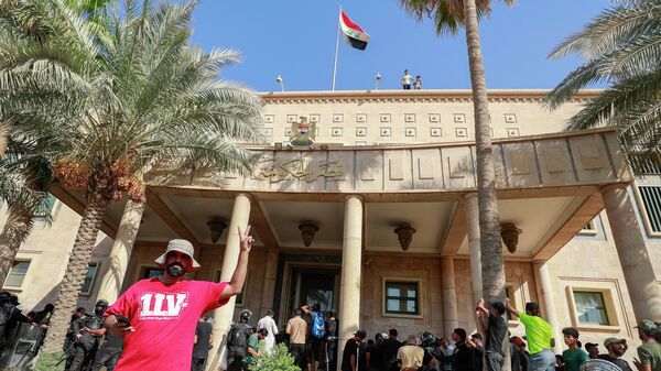 Сторонники Муктады ас-Садра в Республиканском дворце в Багдаде