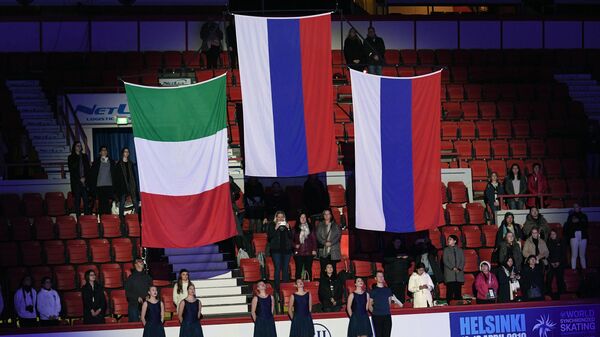 Флаги России и флаг Италии