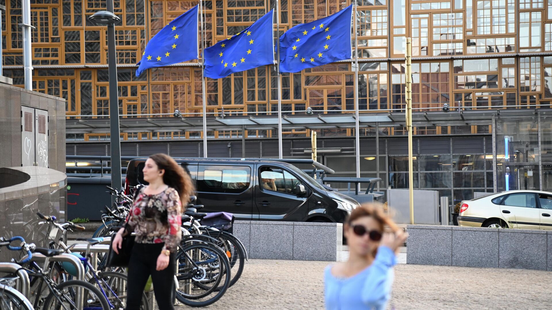 Флаги с символикой Евросоюза у здания Еврокомиссии в Брюсселе - РИА Новости, 1920, 25.06.2024