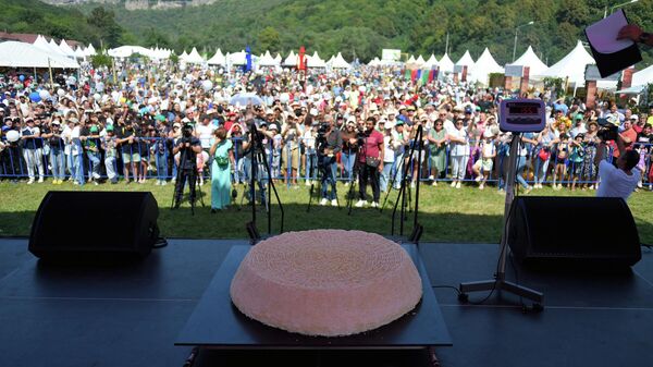 Рекордный 142-килограммовый круг адыгейского сыра на ХI региональном фестивале