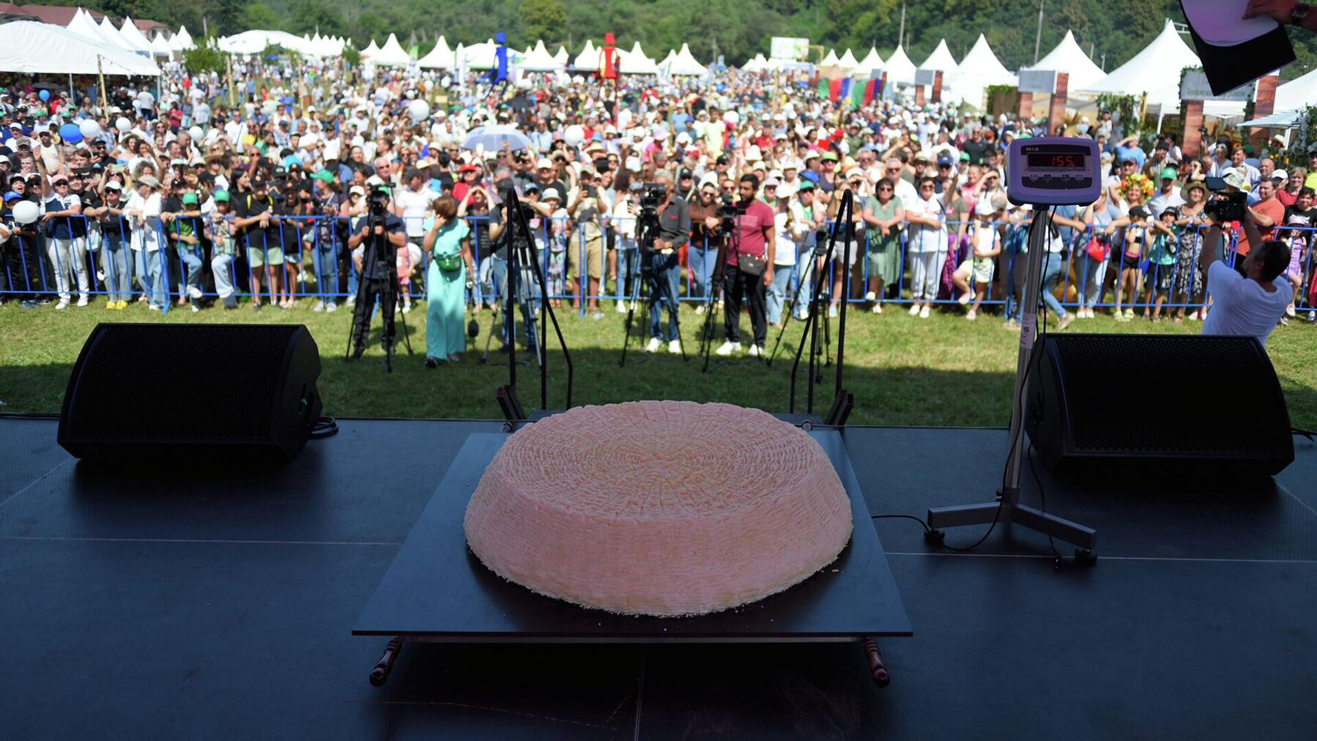 Рекордный 142-килограммовый круг адыгейского сыра на ХI региональном фестивале - РИА Новости, 1920, 29.08.2022