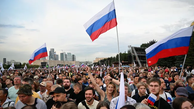 Люди с флагами России в Москве