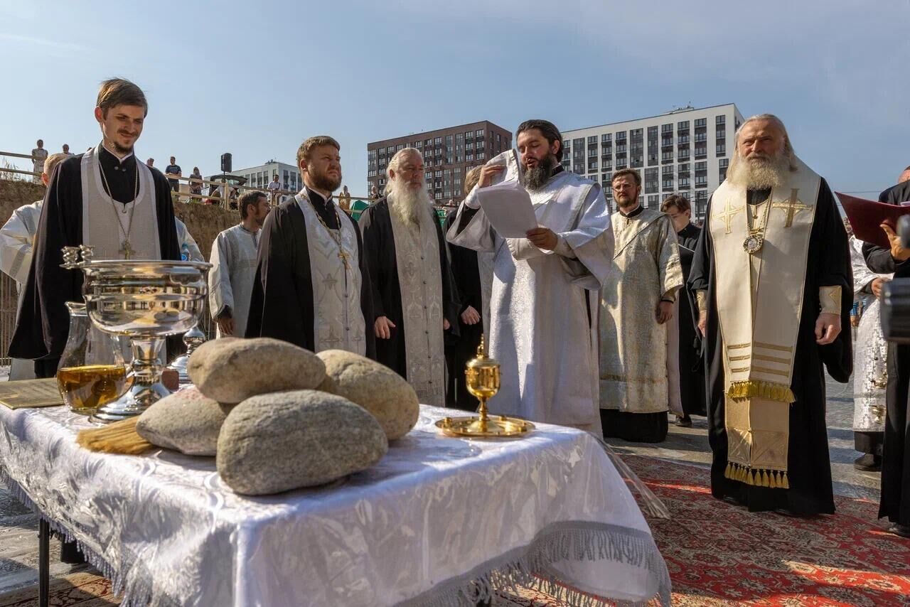 Торжественная церемония закладки первого камня в основание храма Вознесения Господня рядом с ЖК Скандинавия в новой Москве - РИА Новости, 1920, 30.08.2022