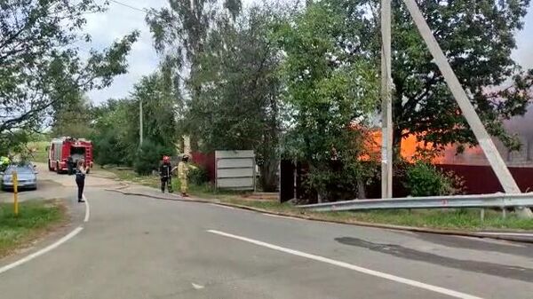 Сотрудники противопожарной службы МЧС РФ на месте ДТП в Ярославской области, где столкнулись бензовоз, легковой автомобиль и скорая помощь