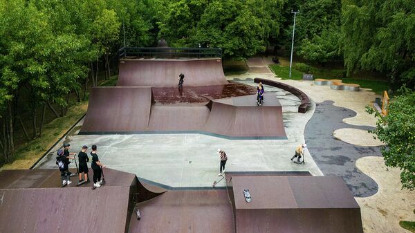 Скейт-площадка в парке 60-летия Октября в районе Солнцево на западе Москвы