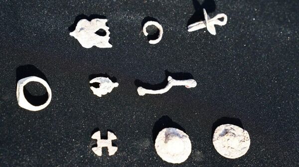 Предметы, найденные при раскопках у мавзолея Тура-Хана в Чишминском районе в Республике Башкортостан