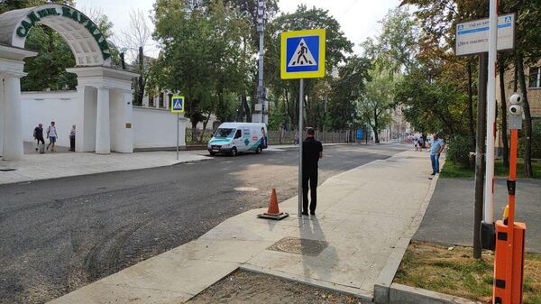 Пешеходный знак в Басманном районе Москвы  