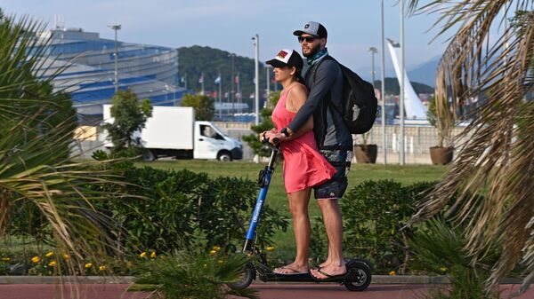 Отдыхающие на набережной в Нижнеимеретинской бухте города Сочи