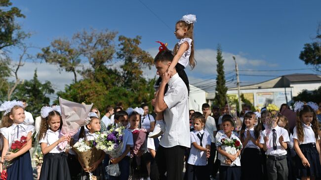 Первоклассники во время торжественной линейки