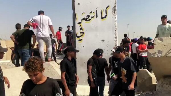 Сторонники ас-Сандра покидают место протестов в Багдаде 