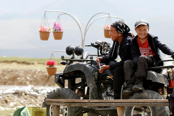 Семья кочевников на высокогорном степном плато (около 3000 метров над уровнем моря) Суусамырской долины в Киргизии