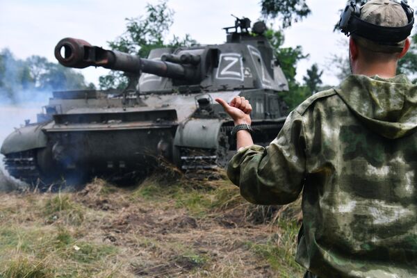 Самоходная артиллерийская установка 2С3 Акация перед началом работы по позициям ВСУ в Харьковской области в ходе спецоперации на Украине