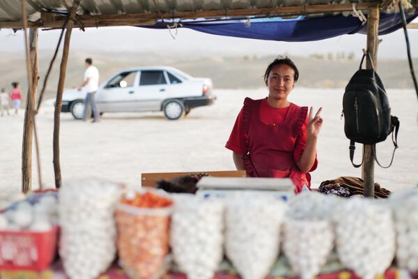 Торговля на трассе Ташкент-Самарканд в Джизакской области Узбекистана