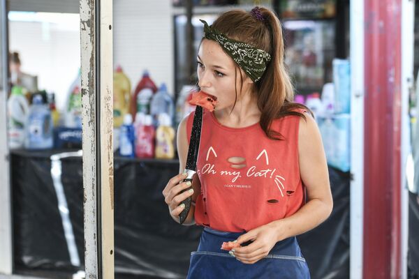 Девушка на овощном рынке в Бердянске