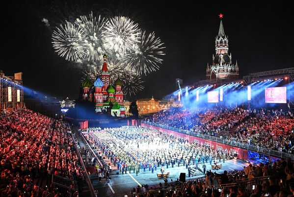 Торжественная церемония открытия XV Международного военно-музыкального фестиваля Спасская башня на Красной площади в Москве