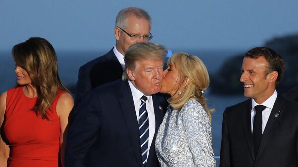 Супруга президента Франции Бриджит Макрон целует президента США Дональда Трампа на саммите G7 в Биаррице. 2019 год