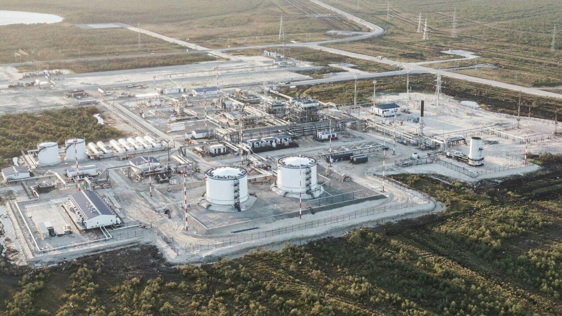 Газпром нефть ввела в эксплуатацию установку подготовки нефти на месторождении имени Жагрина в ХМАО - РИА Новости, 1920, 30.08.2022