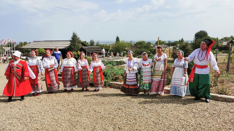 Кубанские казаки в этнографическом парке Атамань