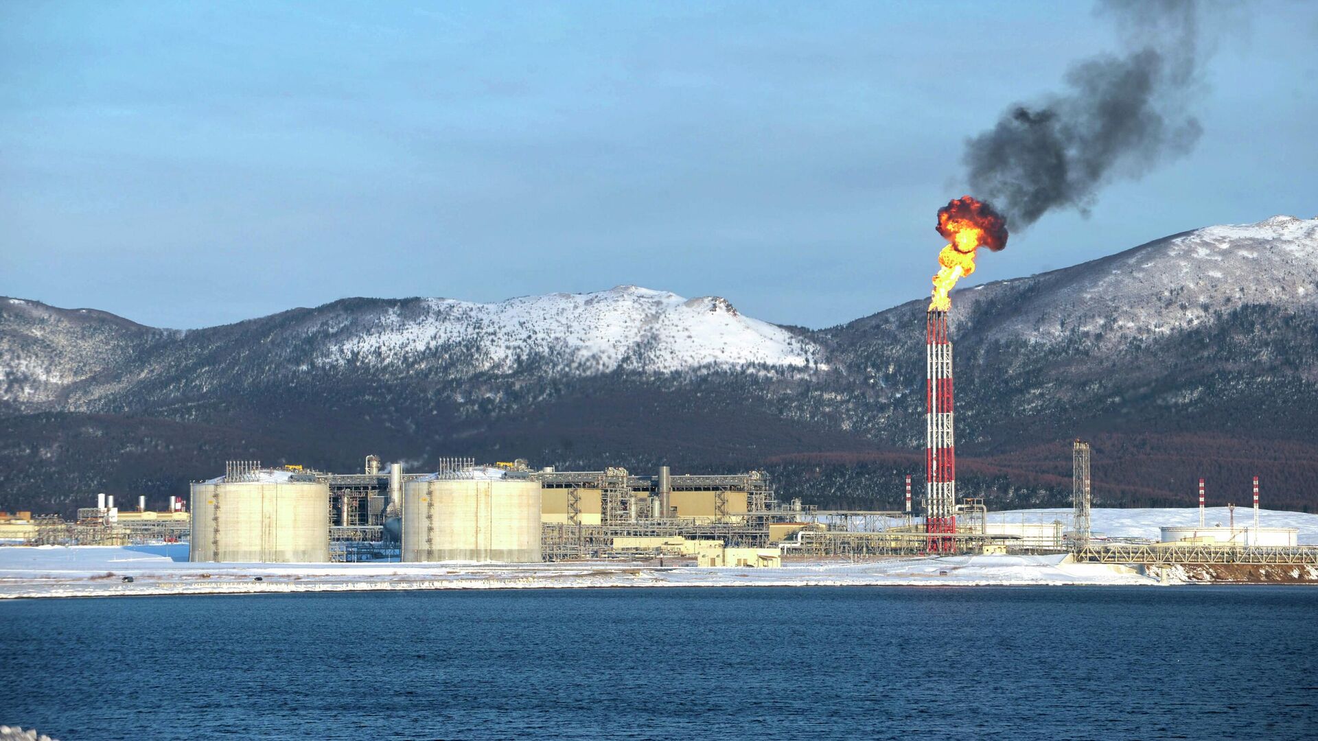 Завод по производству сжиженного природного газа, возведенный компанией Сахалин Энерджи на юге Сахалина - РИА Новости, 1920, 05.09.2022