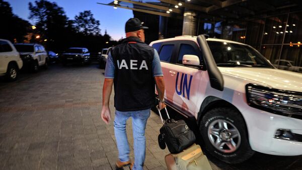 Сотрудник инспекционной группы МАГАТЭ возле отеля Hyatt в Киеве перед отправкой на Запорожскую АЭС