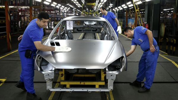 Рабочие на автомобильном заводе Iran Khodro в Тегеране