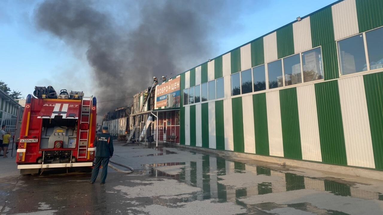 Пожар в складских помещениях, расположенных в пгт Красногвардейское Республики Крым - РИА Новости, 1920, 31.08.2022