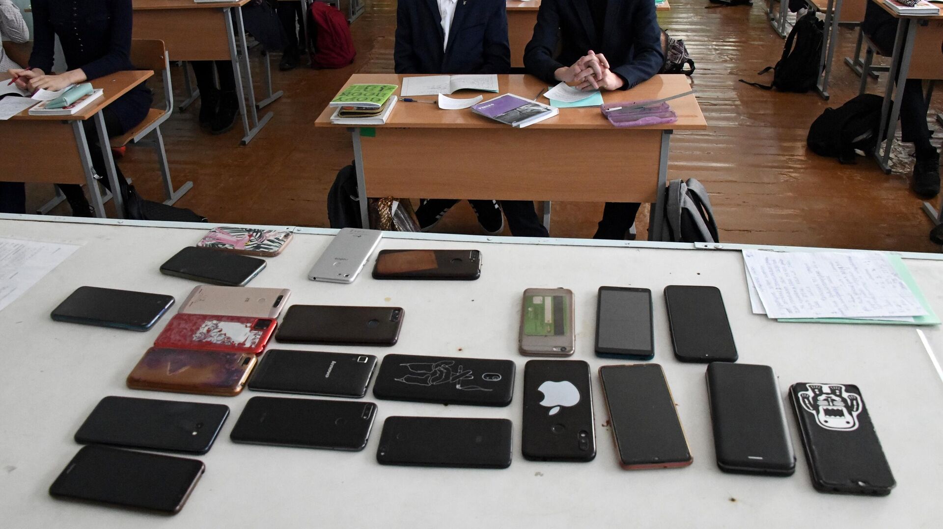 Телефоны учащихся на учительском столе - РИА Новости, 1920, 30.05.2023