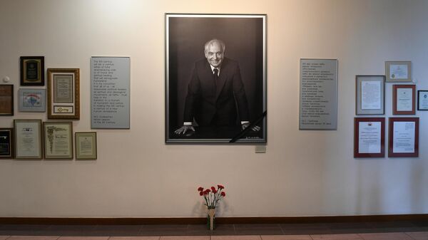 Цветы в память о Михаиле Горбачеве в офисе Международного Фонда социально-экономических и политологических исследований (Фонда Горбачева) в Москве