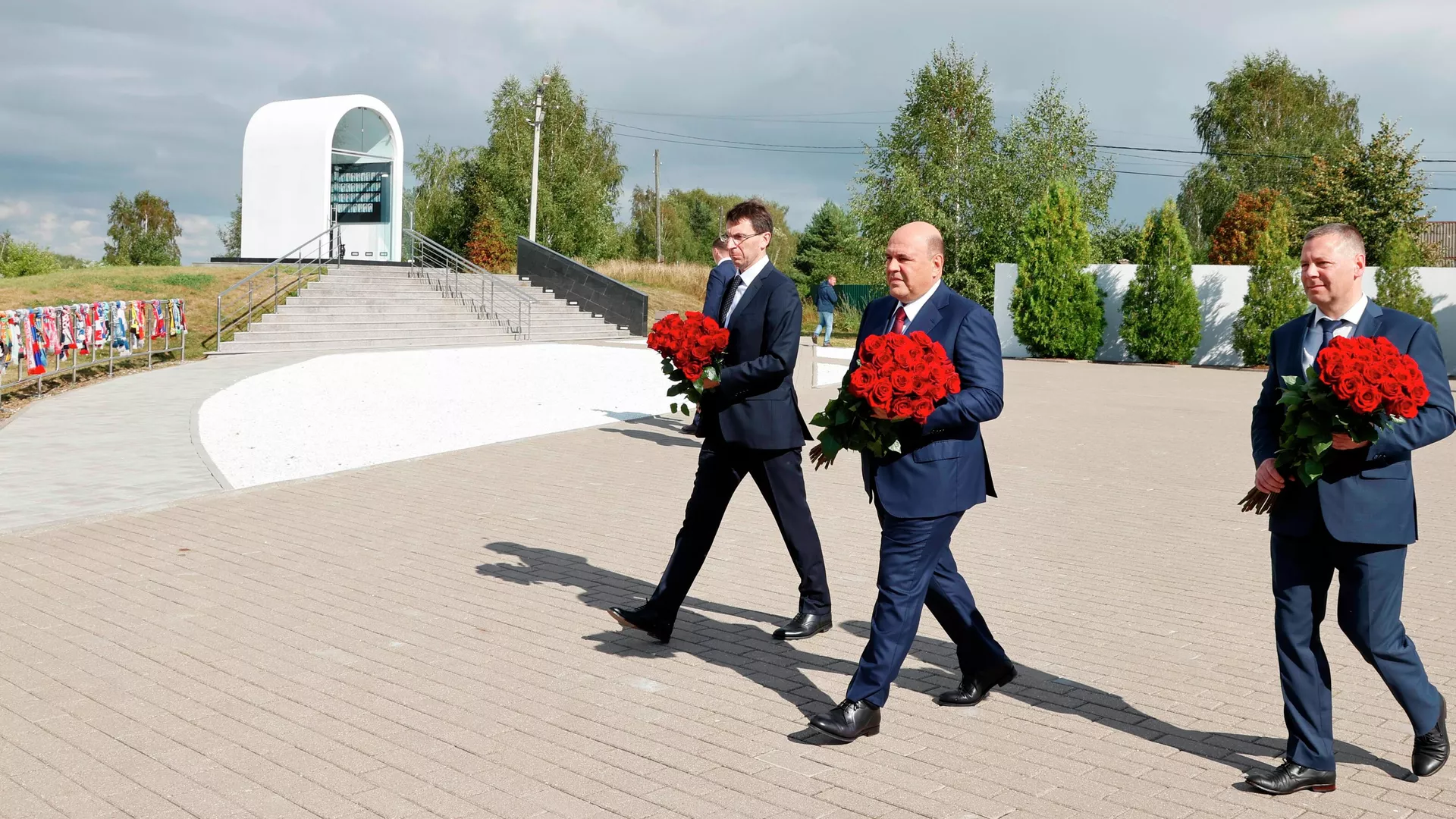 Председатель правительства РФ Михаил Мишустин на церемонии возложения цветов к Мемориалу памяти хоккейного клуба Локомотив в Ярославле Председатель правительства РФ Михаил Мишустин на церемонии возложения цветов к Мемориалу памяти хоккейного клуба Локомотив в Ярославле - РИА Новости, 1920, 31.08.2022