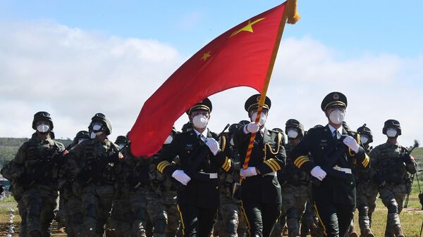Военнослужащие КНР во время торжественного открытия ежегодных стратегических командно-штабных учений Восток-2022