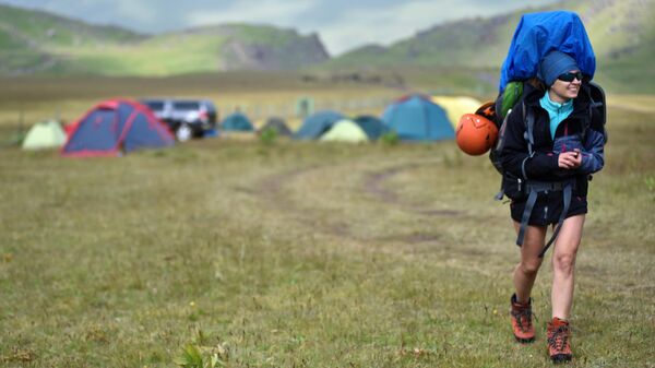 Девушка во время туристического похода из базового лагеря Джилы - Су в Кабардино-Балкарии