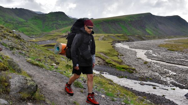 Альпинист во время туристического похода из базового лагеря Джилы-Су в Кабардино-Балкарии