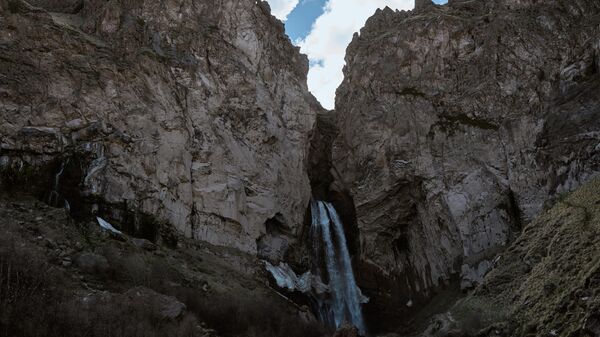Водопад Сылтран-су в урочище Джилы-Су в национальном парке Приэльбрусье в Кабардино-Балкарии