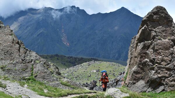 Альпинисты на пути восхождения на Эльбрус из базового лагеря Джилы - Су в Кабардино-Балкарии