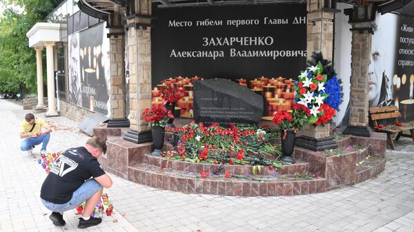 Годовщина гибели первого главы ДНР Александра Захарченко у мемориального знака возле кафе Сепар в Донецке. 31 августа 2022