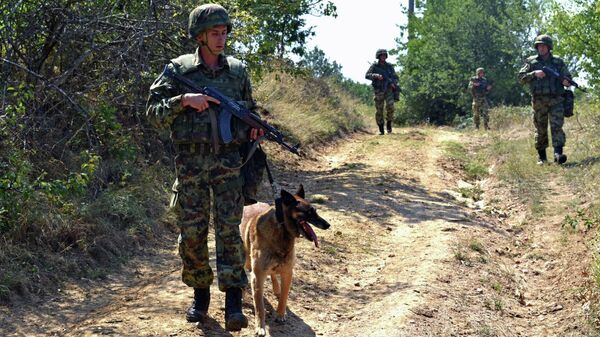 Сербские военнослужащие во время учений в зоне безопасности у Косово