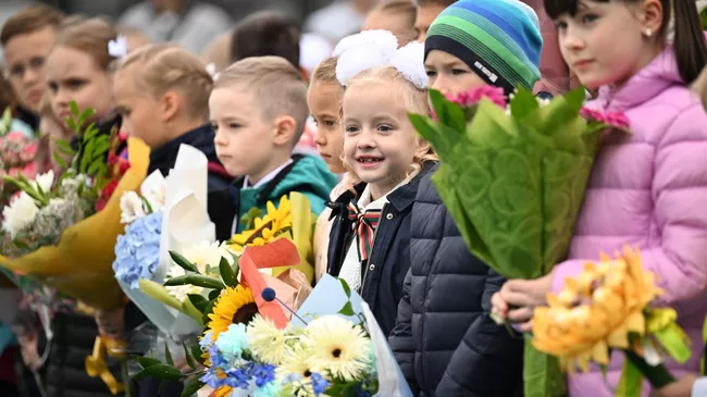 Первоклассники на торжественной линейке в День знаний, проходящей в школе №158 в Москве