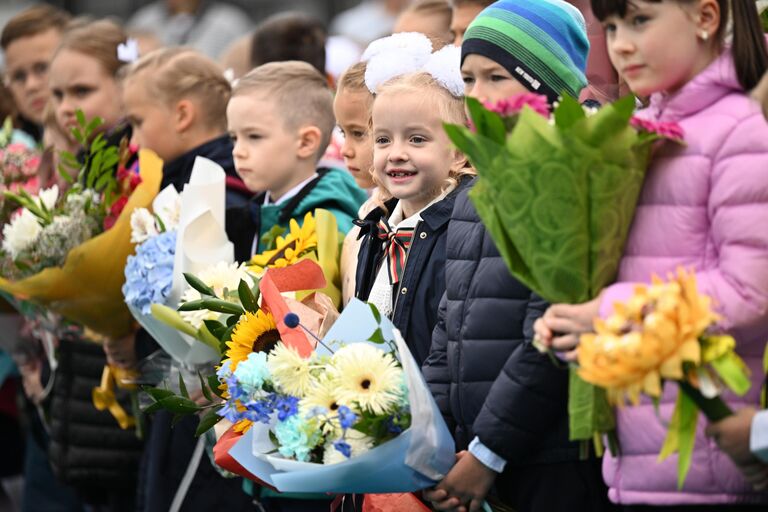 Первоклассники на торжественной линейке в День знаний, проходящей в школе №158 в Москве