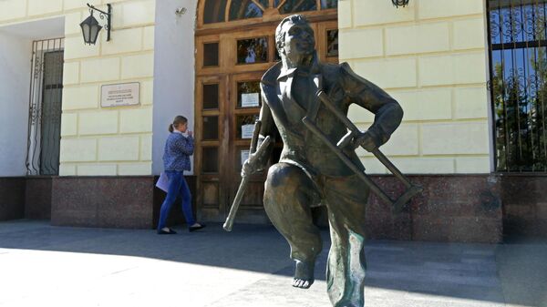 Монумент Памятник исцелившемуся больному у входа в Республиканский травматологический центр Донецка