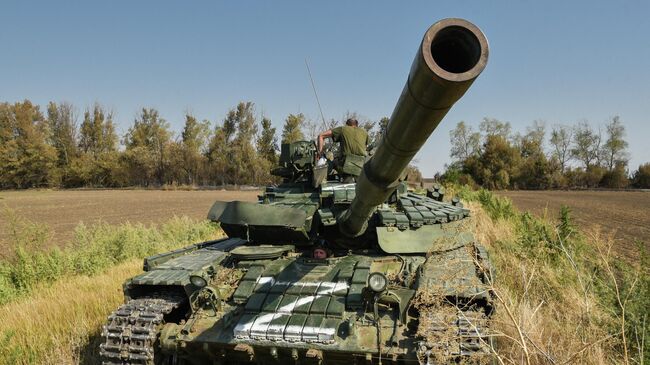 Танк Т-72 и военнослужащие отдельного батальона оперативно-боевого тактического формирования ДНР 