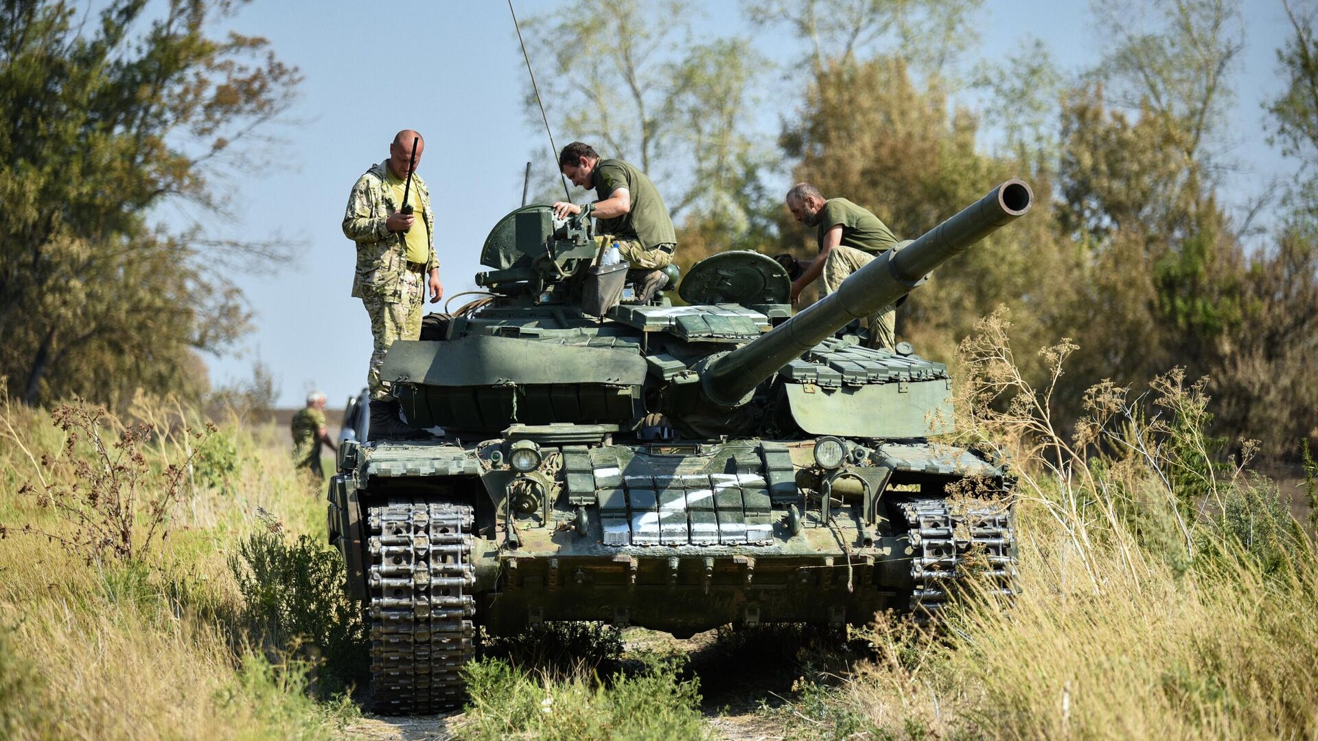 Танк Т-72 и военнослужащие отдельного батальона оперативно-боевого тактического формирования ДНР  - РИА Новости, 1920, 19.09.2022