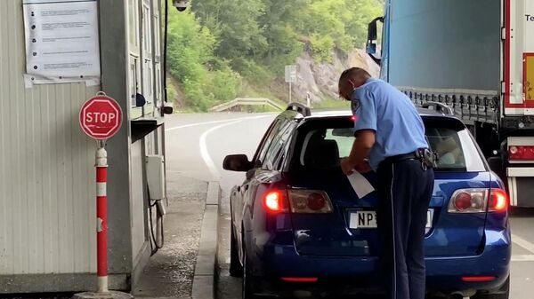 На КПП между Сербией и Косово заклеивают сербскую символику на автомобильных номерах 