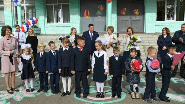 Губернатор Тверской области Игорь Руденя на торжественной линейке в средней школе в Твери