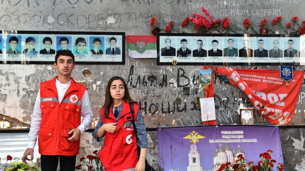 Сотрудники Национального общества Красного Креста в России на траурных мероприятиях в память о жертвах теракта в школе №1 в Беслане