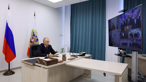 Президент России Владимир Путин принимает участие в торжественной церемонии открытия в Таджикистане пяти общеобразовательных школ с обучением на русском языке